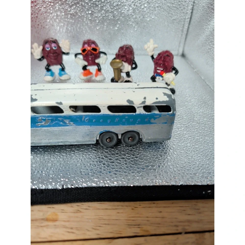 1966 Peanuts Snoopy Doghouse Red Coin Bank 4 California Raisins & Greyhound Bus